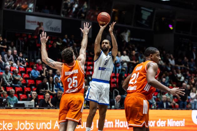 October 7, 2026, GER, BKT Eurocup, Basketball, Chemnitz, Niners Chemnitz vs. Neptunas Klaipeda, Yannick Franke (Neptunas Klaipeda), 5; Ben Burnham (Niners Chemnitz), 25; Chemnitz Messe, Chemnitz, Saxony, Germany