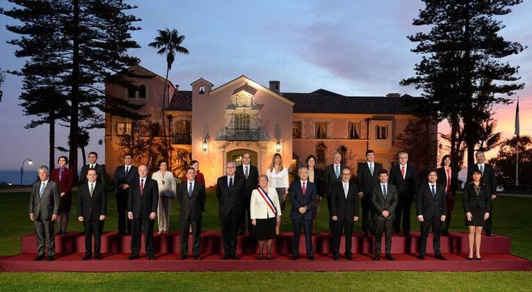 (150521) -- VALPARAISO, May 21, 2015 -- Image provided by Chile?s Presidency shows Chilean President Michelle Bachelet(C-Front) participating the taking of the official photography with members of her Cabinet, at Cerro Castillo Presidential Palace garden in Vina del Mar, Valparaiso province, Chile, on May 21, 2015. After the official photograph, Chilean President Michelle Bachelet will attend the Congress Plenary Session on the occasion of the Second Public Account to the country, in the National Congress in Valparaiso, according to local press information. Alex Ibanez Presidencia de Chile) (jg) (zdz) CHILE-VALPARAISO-POLITICS-BACHELET e Chile sxPresidency
