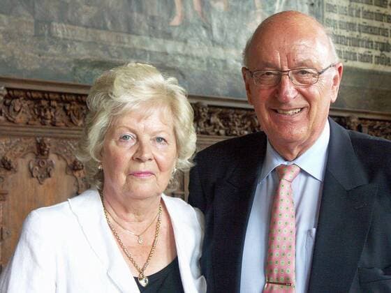 Das Ehepaar Christa Fuchs und Manfred Fuchs, beides Gründer des Bremer Luft- und Raumfahrtunternehmens OHB, im Bremer Rathaus am 27.8.2009, wo sie - wegen ihrer Förderung von Forschung und Kongressen - mit dem Titel Ehrenbürger und Förderer der Universität Bremen ausgezeichnet wurden. Vor dem Gebäude protestierte ein Dutzend Demonstranten gegen die Ehrung, da OHB auch Militäraufträge übernimmt, unter anderem für den Aufklärungssatelliten SAR-Lupe der Bundeswehr. OHB produziert auch zivile Satelliten, unter anderem für das europäische Navigationssystem Galileo. Vorstandsmitglied Manfred Fuchs, 1938 in Südtirol geboren und anfangs als Ingenieur beim norddeutschen Raumfahrtunternehmen ERNO beschäftigt, starb 2014 überraschend mit 75 Jahren. Die Kauffrau Christa Fuchs, geboren ebenfalls 1938, leitet seit 2002 den Aufsichtsrat der OHB AG (später OHB SE). 2017 kritisierte der US-Finanzinvestor