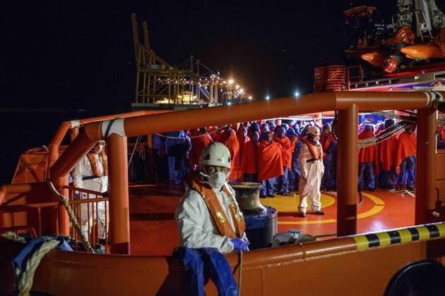 News Themen der Woche KW01 News Bilder des Tages Spanien, Ankunft von Flüchtlingen in Malaga January 3, 2019 - Malaga, Spain - The Spanish Maritime vessel at the Malaga s harbour with 164 rescued migrants on board. On 3 January 2019, Malaga, Spain. 164 migrants were rescued by the Spaniard Maritime vessel, the SAR Mastelero, in the Mediterranean sea. All the persons, among them 12 women and 1 child, were brought to Malaga s harbour, where they were attended by Red Cross volunteers. Malaga Spain - ZUMAn230 20190103_zaa_n230_174 Copyright: xGuillaumexPinonx
