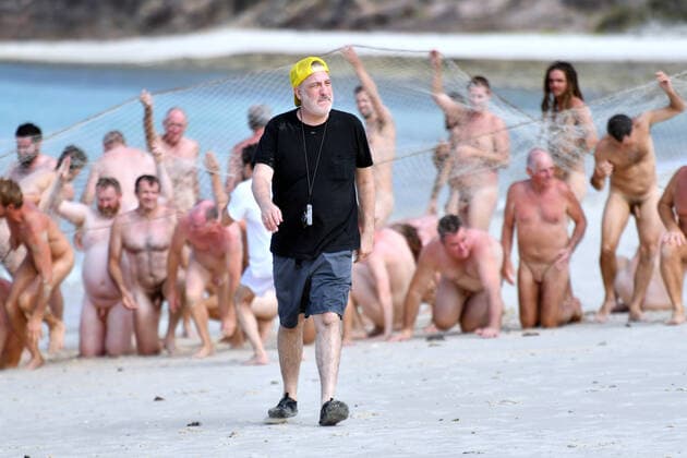 Bilder des Jahres 2019, Entertainment 11 November SPENCER TUNICK WHITEHAVEN BEACH, *File* US art photographer Spencer Tunick walks away after directing people to pose nude on a beach on Haslewood Island, part of the Whitsunday Islands, 1096km north of Brisbane, Saturday, November 23, 2019. 100 people posed naked for the installation, which marks the launch of THE ICONIC s We Are Human Summer 19 20 campaign. ( NO ARCHIVING, EDITORIAL USE ONLY, NO USE IN BOOKS WITHOUT CONSENT Whitsunday Islands QLD AUSTRALIA Copyright: xMICKxTSIKASx 20191123001434451259