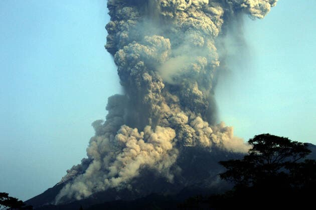 Bilder des Jahres 2020, News 03 März News Themen der Woche KW10 News Bilder des Tages (200303) -- CENTRAL JAVA, March 3, 2020 -- Mount Merapi erupts in this photo taken from Balerante village, Central Java, Indonesia, March 3, 2020. One of the most active volcanos in Indonesia, Mount Merapi, erupted earlier Tuesday, spewing a column of thick ash by up to six km high and posing as a potential to disturb flights, a senior official said. (Photo by Budi Siswato Xinhua) INDONESIA-CENTRAL JAVA-MOUNT MERAPI-ERUPTION BudixSiswanto
