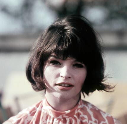 01 08 1965, Berlin, GER Angelica Domroese, actress Angelica Domroese, exterior, exterior view, Berlin, look into the camera, eye contact, GDR, German, German Democratic Republic, Germany, Domroese, Europe, European, television, f