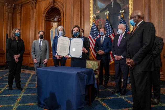Bilder des Jahres 2021, News 01 Januar News Themen der Woche KW02 News Bilder des Tages Speaker of the House Nancy Pelosi, D-CA., signs the article of impeachment during an engrossment ceremony at the U.S. Capitol in Washington, DC on Wednesday, January 13, 2021. Pelosi is flanked by United States House Majority Leader Steny Hoyer D-MD, U.S. House Majority Whip James Clyburn D-SC, Assistant speaker U.S. Rep. Katherine Clark, D-MA, and other impeachment managers. WAP20210113545 KenxCedeno