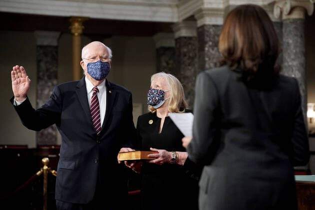 Bilder des Jahres 2021, News 02 Februar News Themen der Woche KW05 News Bilder des Tages Democratic Senator from Vermont Patrick Leahy (L) participates in a ceremonial swearing-in, with his wife Marcelle Pomerleau, as President Pro Tempore of the Senate, with his spouse Marcelle Leahy (R), and attended by U.S, Vice President Kamala Harris, in the Old Senate Chamber on Capitol Hill in Washington, DC, on Thursday, February 4, 2021. Leahy will preside over the Impeachment trial of Donald Trump next week. Pool WAXP20210204172 GregxNash