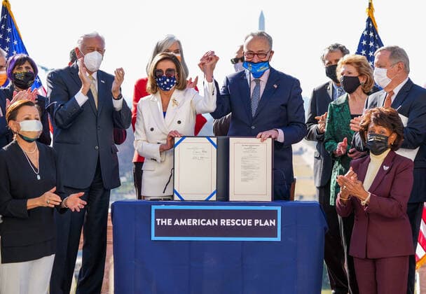 Bilder des Jahres 2021, News 03 März News Themen der Woche KW10 News Bilder des Tages Speaker of the House Nancy Pelosi, D-Calif., and Senate Majority Leader Charles Schumer, D-NY, celebrate with fellow Democrats during an enrollment ceremony for the American Rescue Plan, at the U.S. Capitol on Wednesday, March 10, 2021. The House approved the final version of the $1.9 trillion coronavirus relief bill, which includes up to $1,4000 direct payments to Americans, extend unemployment benefits and provides funds to help reopen schools. WAP20210310303 KEVINxDIETSCH