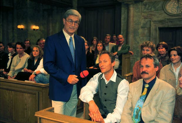 Wie würden Sie entscheiden, Fernsehen, ZDF, Gerichtssendung moderiert vom deutschen Juristen Bernhard Töpper, hier im Studio mit Zuschauern, 1998. Wie wuerden Sie entscheiden, TV, ZDF, 1998, Court show hosted by the German lawyer Bernhard Toepper, here in the studio with spectators. KPA Nur redaktionelle Nutzung. Editorial usage only. UnitedArchives55032096