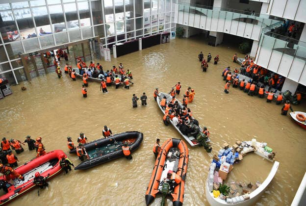 Bilder des Jahres 2021, News 07 Juli News Themen der Woche KW29 News Bilder des Tages China, Hochwasser in Zhengzhou (210722) -- ZHENGZHOU, July 22, 2021 -- Photo taken on July 22, 2021 shows people transferring patients in the flooded hall at the Fuwai Central China Cardiovascular Hospital in Zhongmu County of Zhengzhou, central China s Henan Province. The natural disaster has inflicted damage on many hospitals in Henan, with patients and medical staff stuck inside, waiting to be evacuated, including the Fuwai Central China Cardiovascular Hospital in the county of Zhongmu, under the jurisdiction of Zhengzhou, the provincial capital. Days of rainstorms have caused severe flooding in the hospital. On Thursday morning, rescuers started transporting patients, their family members and medical staff elsewhere. About 5,000 people have been evacuated so far.