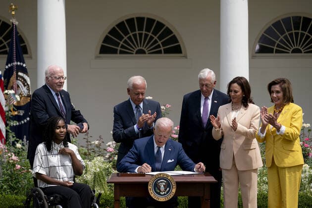 Bilder des Jahres 2021, News 07 Juli News Themen der Woche KW30 News Bilder des Tages Tyree Brown, from left, Senator Patrick Leahy, a Democrat from Vermont, former Representative Tony Coelho, House Majority Leader Steny Hoyer, a Democrat from Maryland, U.S. Vice President Kamala Harris, and Speaker of the House Nancy Pelosi, a Democrat from California, applaud as U.S. President Joe Biden, center, signs a proclamation during an event marking the 31st anniversary of the Americans with Disabilities Act (ADA) in the Rose Garden of the White House in Washington, D.C., U.S., on Monday, July 26, 2021. The Biden administration is keeping foreign travel restrictions in place amid concern about rising Covid-19 case levels as the delta variant spreads. WASP20210726110 StefanixReynolds