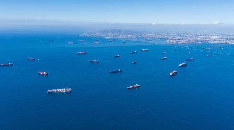 Bilder des Jahres 2021, News 10 Oktober News Themen der Woche KW41 News Bilder des Tages October 13, 2021, President Biden announced that Port of LA will operate 24 hours a day in effort to ease cargo backlog. The LA port s move to 24 7 operations follows Port of Long Beach also launching a one-terminal 24 7 pilot program. Supply chain issues have given a rise to a sea of congestion at the Ports of Los Angeles and Long Beach. FILE PICTURE: October 5, 2021, Huntington Beach, California, USA: Looking north from Huntington Beach, container ships are waiting to get into the Port of Los Angeles and Long Beach to unload. A major oil spill dumped 126,000-gallon oil from an offshore oil platform. The Coast Guard is reportedly investigating whether a large commercial ship set anchor in the wrong location, damaging an oil pipeline. Hun - ZUMAhz1_ 20211013_new_hz1_004 Copyright: xMarkxHoltzmanx
