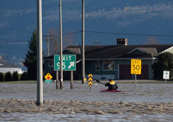 Bilder des Jahres 2021, News 11 November News Themen der Woche KW46 November 17, 2021, Abbotsford, British Columbia, Canada: A kayaker makes his way down, Hwy 1, the Trans Canada Highway, running through the city of Abbotsford, British Columbia, Canada Nov. 17. The backbone of the nationâ€⠢s transportation network was submerged by catastrophic flooding affecting many parts of the province and Washington state. Abbotsford Canada - ZUMAb217 20211117_zip_b217_004 Copyright: xQuinnxBenderx