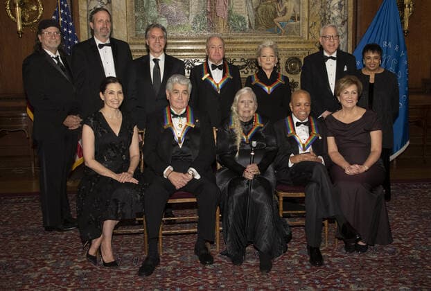 Bilder des Jahres 2021, Entertainment 12 Dezember Entertainment Themen der Woche KW48 Entertainment Bilder des Tages The recipients of the 44th Annual Kennedy Center Honors pose for a group photo following the Medallion Ceremony at the Library of Congress in Washington, D.C. on Saturday, December 4, 2021. From left to right back row: producer Glenn Weiss, producer Ricky Kirshner, United States Secretary of State Antony Blinken, Saturday Night Live creator Lorne Michaels, legendary stage and screen icon Bette Midler, David M. Rubenstein, chairman of the Kennedy Center for the Performing Arts, and Carla Hayden, the 14th Librarian of Congress. Front row, left to right: Evan Ryan, wife of Secretary Blinken, operatic bass-baritone Justino Diaz, singer-songwriter Joni Mitchell, Motown founder, songwriter, producer and director Berry Gordy, and Deborah F. Ru WAX20211204234 RonxSachs