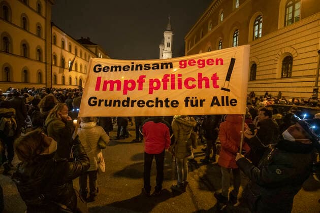 Querdenker Demo, Ludwigstrasse, Munich 15 December 2021 DEU, Germany, Munich, 15 12 2021, big rally of Corona rebels against corona measures and compulsory vaccination, December 2021, Querdenker Demo, ca 3500 demonstrators, Ludwigstrasse, corner Schellingstrasse, evening, Bavaria, December, landscape format