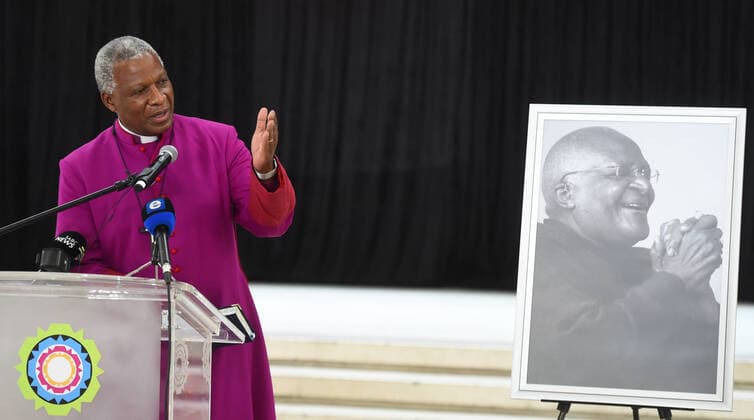 Bilder des Jahres 2021, News 12 Dezember News Themen der Woche KW51 News Bilder des Tages (211227) -- CAPE TOWN, Dec. 27, 2021 -- Thabo Makgoba, archbishop of Cape Town and Metropolitan of the Anglican Church of Southern Africa, speaks during a media briefing about the passing away of South Africa s Archbishop Emeritus Desmond Tutu at the Cape Town Civic Center in Cape Town, legislative capital of South Africa, on Dec. 26, 2021. Desmond Tutu, a Nobel Peace Prize laureate, passed away Sunday morning in Cape Town at 90, the Desmond and Leah Tutu Legacy Foundation has announced. (Photo by Xinhua) SOUTH AFRICA-CAPE TOWN-DESMOND TUTU-PASSING AWAY XabisoxMkhabela