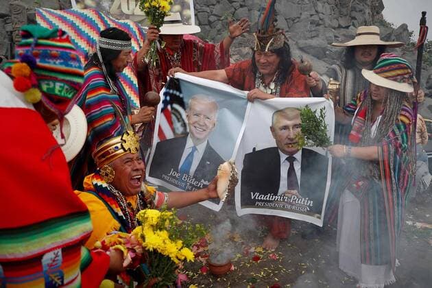 Bilder des Jahres 2021, News 12 Dezember News Bilder des Tages Peruvian shamans and healers hold pictures of the President of USA, Joe Biden (C-L), and his counterpart of Russia, Vladimir Putin, during the ceremony in which they make their predictions for 2022, in Lima, Peru, 29 December 2021. Shamans and healers from Peru meet this Wednesday on the San Cristobal hill, the most sacred in Lima since pre-Hispanic times, to make their predictions for the year 2022 in a ritual with hallucinogenic plants such as ayahuasca and San Pedro. Shamans of Peru make their predictions for 2022 !ACHTUNG: NUR REDAKTIONELLE NUTZUNG! Copyright: xPaoloxAguilarx AME6587 20211229-f1cf44a3f79916af764635922d1b9cd3e932f6f5