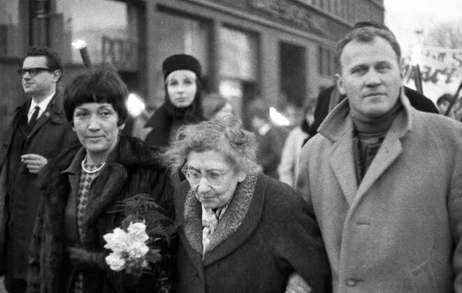 The Easter march Ruhr 1967 DEU, Germany, Ruhr area The Easter march Ruhr 1967 , here on March 25, 1967 in the Ruhr area, for disarmament and against nuclear weapons in Germany Max von der Grün, Prof Dr KLara Maria Faßbinder, Elly Steinmam, N N v right n l DEU, Germany, Ruhr area The Easter march Ruhr 1967 , here on March 25,