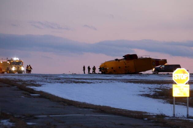 Bilder des Jahres 2022, News 03 März News Themen der Woche KW10 News Bilder des Tages March 10, 2022, GANDER, NL, CANADA: Emergency crews work around the wreckage of a downed CH-149 Cormorant search and rescue helicopter at 9 Wing Canadian Forces Base Gander, in Gander, N.L., Thursday, March 10, 2022. The Royal Canadian Air Force says there were six crew members on board the CH-149 search and rescue helicopter when it went down this afternoon. GANDER CANADA - ZUMAc35_ 20220310_zaf_c35_083 Copyright: xScottxCookx