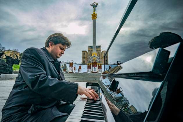 Ukraine-Krieg, Jahrestag der Invasion, Chronologie der Ereignisse, Archivbilder Bilder des Jahres 2022, Entertainment 04 April Entertainment Themen der Woche KW15 Entertainment Bilder des Tages Entertainment Bilder des Tages News Bilder des Tages April 14, 2022, Kiev, Kiev, Ukraine: Roman Lopatynsky, ukrainian piano player, plays the song â€oeHow not to love you, my dear Kyiv†during a music performance against the russian aggression in Ukraine in Maidan Square, Kyiv. Kiev Ukraine - ZUMAa131 20220414_zap_a131_003 Copyright: xCelestinoxArcexLavinx