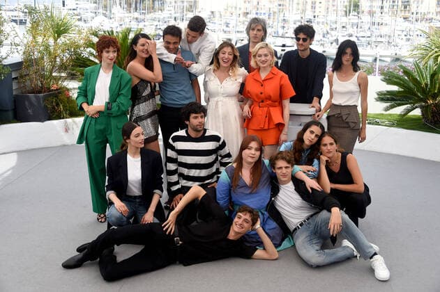 Bilder des Jahres 2022, Entertainment 05 Mai Entertainment Themen der Woche KW21 Entertainment Bilder des Tages 75th Cannes film festival 2022, Photocall film Les amandiers . Pictured: lara Bretheau, Alexia Chardard, Sofiane Bennacer, Noham Edje, Director Valeria Bruni Tedeschi, Nadia Tereszkiewicz, Micha Lescot, Louis Garrel, Suzanne Lindon. Front : Eva Danino, Vassili Schneider, Baptiste Carrion-Weiss, Liv Henneguier, Oscar Lesage, LÃ na Garrel, Sarah Henochsberg Copyright: xAlbertoxTerenghi Cannesx2022x xix xVenezia2020x