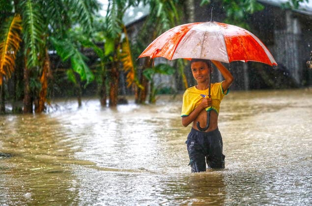Bilder des Jahres 2022, News 06 Juni News Bilder des Tages (220618) -- SYLHET, June 18, 2022 -- A boy wades through a flooded area in Sylhet, Bangladesh, on June 18, 2022. Bangladeshi soldiers were deployed on Friday to help the country s Sylhet region, some 240 km northeast of the capital Dhaka, tackle its worsening flood situation. Troops were sent to deal with rising water levels in the Sylhet and Sunamganj district, 296 km northeast of the capital Dhaka, caused by seasonal rains and a heavy rush of water from neighboring India. BANGLADESH-SYLHET-FLOOD Salim