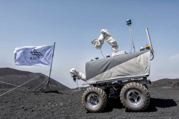 Bilder des Jahres 2022, News 06 Juni News Themen der Woche KW26 News Bilder des Tages Italien, ARCHES Roboter von DLR und ESA erkunden Vulkan Ätna als Quasi-Mond June 29, 2022, Nicolosi, Catania, Italy: The extraordinary similarity, that between the black lava expanses of Etna and the lunar soil, is making it possible, from 12 June to 9 July 2022, to create the Arches Space-Analog Demonstration. A three-step analog mission in a base camp at an altitude of 2600 meters on the highest volcano in Europe. A project by the German Aerospace Center, with the participation of ESA, the European Space Agency, to test the performance of different types of Rovers that scientifically focus on geological research and radio astronomy. Fundamental simulations in view of a future space station, the Lunar Gateway. Nicolosi Italy - ZUMAf148 20220629_zip_f148_007 Copyright: xVitoxFinocchiarox