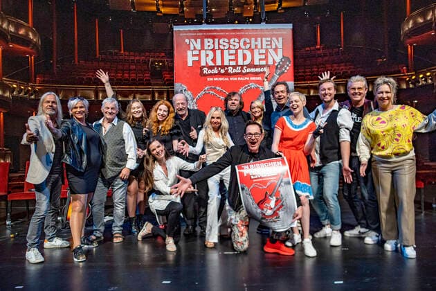 29 07 2022 , DU Duisburg , New musical NÂ bit of peace by star composer Ralph Siegel will be performed from October 2022 at the Theater am Marientor in Duisburg v l Dan Lucas , Annika Hönig Hoenig , Stefanie Black , Madeleine Haipt , Laura Siegel , Ralph Siegel , Sonia Farke , Benjamin Sahler , Wolfgang De Marco