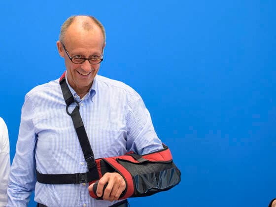 Berlin GER, Berlin, CDU federal executive committee meeting, politics, 24 08 22 Friedrich Merz MdB, chairman of the CDU of Germany, arm left in the loop, injured, CDU federal executive committee meeting picture appointment before the start, 24 08 22, federal, federal executive committee, politics, Copyright: xEibner-Pressefoto UwexKochx EP_UKH