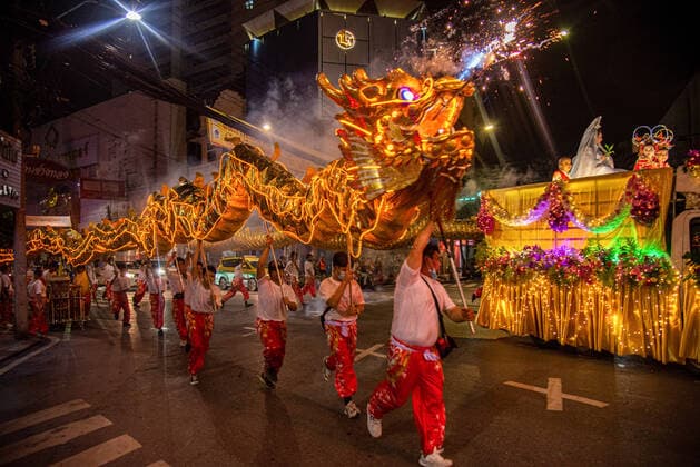 September 26, 2022, Bangkok, Bangkok, Thailand: Dancers perform in a Dragon dance during the vegetarian festival celebration at Yaowarat the Chinatown in Bangkok. The Dragon dance is a traditional Chinese dance performance involving a team of performers using poles to rhythmically move a dragon prop. Bangkok Thailand - ZUMAs197 20220926_zaa_s197_064 Copyright: xPeeraponxBoonyakiatx