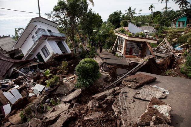 Bilder des Jahres, News 11 November News Themen der Woche KW47 News Bilder des Tages M 5.6 Earthquake Aftermath In West Java The view of Sarampad village after hit by M 5.6 earthquake in Cianjur, West Java province, on Wednesday, November 23, 2022. The M 5.6 earthquake shook some areas in Cianjur city, on Monday, Nov 21, which was felt in the capital city of Jakarta, and other areas such as Tangerang, Bekasi, Bogor, and Depok, caused at least more than 250 fatalities, and hundreds others were injured, as well as damaging buildings and infrastructure. Cianjur Indonesia Copyright: xAdityaxIrawanx originalFilename: irawan-theviewo221123_npVRC.jpg