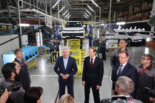 Bilder des Jahres, News 11 November News Themen der Woche KW47 RUSSIA, MOSCOW - NOVEMBER 23, 2022: Moscow Mayor Sergei Sobyanin, Denis Manturov, Russia s Deputy Prime Minister Industry and Trade Minister, and Kamaz CEO Sergei Kogogin (L-R middle) visit Moscow Automobile Plant Moskvich (MAZ Moskvich). The French carmaker Renault handed over its Russian businesses to the Russian government in May as well as its Moscow factory, later renamed to Moskvich, to the city’s government. The enterprise plans to produce the first 600 vehicles this year, including 200 electric cars, and ramp up production to 50,000 in 2023 and 100,000 in 2024, with electric cars to account for a fifth of each annual figure. Anton Novoderezhkin TASS 56038774