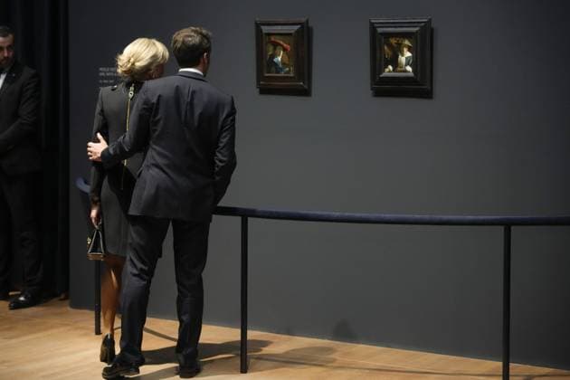French President Emmanuel Macron and his wife Brigitte looks at paintings of Vermeer at the exhibit at the Rijksmuseum in Amsterdam, Netherlands, Wednesday, April 12, 2023. (AP Photo Peter Dejong, Pool) netherlands out - belgium out Copyright: xx x466881201x originalFilename: 466881201
