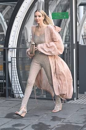 PFW Stella McCartney Outside Arrivals JR Leonie Hanne attending the Stella McCartney show during PFW Womenswear Fall Winter 22 23 in Paris, France on March 7, 2022. Photo by Julien Reynaud APS-Medias ABACAPRESS.COM Paris France Copyright: xReynaudxJulien APS-Medias ABACAx 801292_005 ReynaudxJulien APS-Medias ABACAx 801292_005