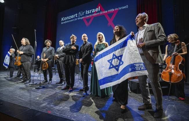<p>26 10 2023-Weimar: Benefizkonzert für Israel im Deutschen Nationaltheater in Weimar Das Benefizkonzert wird zugunsten von Magen David Adom, dem israelischen Pendant zum Roten Kreuz, veranstaltet. Die Veranstaltung, eine Reaktion auf den aktuellen Krieg in Israel, möchte damit den Opfern von Terror und Gewalt helfen und direkte Unterstützung zu bieten. Es wird organisiert von den ACHAVA Festspielen Thüringen, in Zusammenarbeit mit zahlreichen Partnern, unter der Initiative von Dr. Hana Gaifman. FUNKE Medien Thüringen ist Medienpartner der Veranstaltung. Künstler*innen, darunter Alma Sadà , Amihai Grosz, Ariel Zuckerman, Avi Avit Copyright: SaschaxFromm doc7sk5cnrxeihupp5v7hq ,EDITORIAL USE ONLY