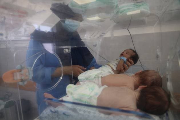 Bilder des Jahres 2023, News 11 November Gaza : 31 bà bàs prà maturàs en danger de mort imminente à vacuàs de l?hà pital Al-Shifa On 19 November 2023, babies rescued from Al-Shifa hospital in northern Gaza are relocated to the Al-Helal Al-Emarati Hospital in Rafah, in the south of the Strip. Thirty-one babies clinging to life were rescued from Al-Shifa hospital in northern Gaza and relocated to the south of the Strip. UNICEF, working with WHO, UNRWA, OCHA, UNMAS, as part of an interagency UN effort, alongside the Palestinian Red Crescent Society, medical authorities and staff at the hospital conducted the operation during extremely dangerous conditions. The newborns? condition was rapidly deteriorating, and follows the tragic death of several other babies, and total collaps Copyright: xUNICEFxviaxBestimagexUNICEFxviaxBestimagex