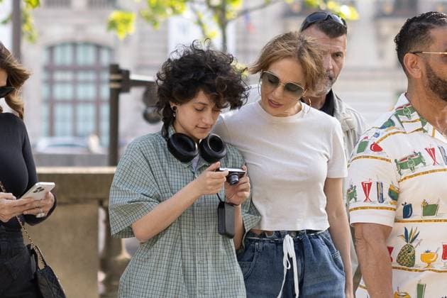 Exclusive Jennifer Lopez leaves the La Rà serve hotel to go to a renowned mirror store before enjoying the Parisian gardens with Loren Ridinger, Benny Medina and daughter, Emme à Paris Exclusive Jennifer Lopez leaves the La Rà serve hotel to go to a renowned mirror store before enjoying the Parisian gardens with Loren Ridinger, Benny Medina et sa fille, Emme à Paris, France, le 10 mai 2024 Exclusive Jennifer Lopez leaves the La Rà serve hotel to go to a renowned mirror store before enjoying the Parisian gardens with Loren Ridinger, Benny Medina and her daughter, Emme in Paris, France, on May 10, 2024 Paris France Copyright: xAgencex xBestimagexAgencex xBestimagex