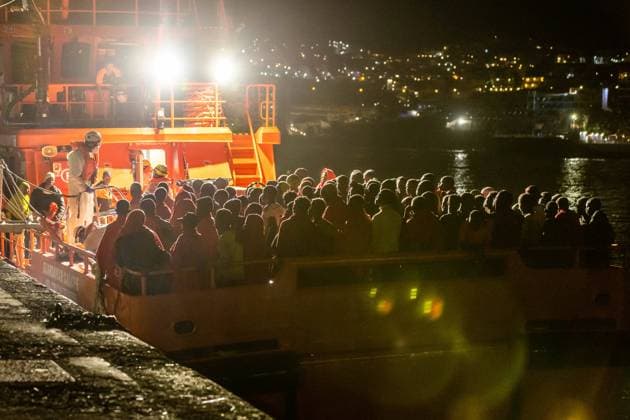 Bilder des Jahres 2024, News 07 Juli News Themen der Woche KW 30 Rescue Of A Cayuco With 140 People - Canary Islands A Salvamento Maritimo boat arrives at Arguineguin dock after rescuing a cayuco with 140 people on board, July 23, 2024, in Gran Canaria, Canary Islands (Spain). Salvamento Marítimo rescued yesterday, a dinghy with 140 people on board, all of sub-Saharan origin, south of Gran Canaria. The boat was sighted 138 miles south of the archipelago by a ship traveling from Portugal to Nigeria, giving immediate notice to Maritime Rescue. Among those rescued, there are 20 women and two minors. Photo by Europa Press Canarias ABACAPRESS.COM Gran Canaria (Canary Islands) Spain Copyright: xEuropaxPress ABACAx