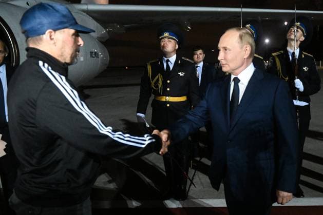 Bilder des Jahres 2024, News 08 August News Themen der Woche KW31 RUSSIA, MOSCOW - AUGUST 1, 2024: Russia s President Vladimir Putin (R) welcomes Russian citizens released in a prisoner exchange, at Vnukovo-2 Airport. The prisoner exchange between Russia and the West took place in Ankara on August 1; 26 prisoners who had been kept in prisons of the United States, Germany, Poland, Slovenia, Norway, Russia and Belarus, were released. Ten people including two minors, Artyom Dultsev, Anna Dultseva and their children, Vadim Krasikov, Pavel Rubtsov, Mikhail Mikushin, Roman Seleznev, Vladislav Klyushin, Vadim Konoshchenok, were sent to Russia, 13 to Germany and three to the United States. Mikhail Voskresensky POOL TASS 72639695