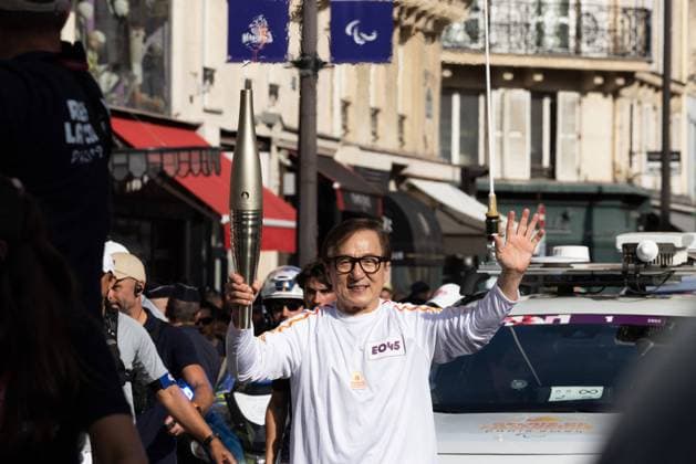 Entertainment Themen der Woche KW35 Bilder des Jahres 2024, Entertainment 08 August Entertainment Bilder des Tages Jackie Chan carries the Paralympic Games flame in Paris, rue Vieille du Temple, a few hours before the opening ceremony Jackie Chan carries the Paralympic Games flame in Paris, rue Vieille du Temple, a few hours before the opening ceremony, August 28, 2024 Jeremy Melloul Bestimage Jackie Chan carries the Paralympic Games flame in Paris, rue Vieille du Temple, a few hours before the opening ceremony, August 28, 2024 Paris France Copyright: xJeremyxMelloulx xBestimagexJeremyxMelloulx xBestimagex