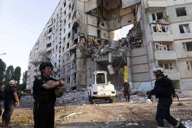 Bilder des Jahres 2024, News 09 September News Themen der Woche KW39 News Bilder des Tages 3 Killed As Russians Strike Apartment Block - Kharkiv Russia hit a high-rise apartment block and a bakery in Ukraine s northeastern city of Kharkiv with guided bombs on Tuesday September 24, 2024, killing at least three people and injuring 34, with others feared trapped under rubble, authorities said. Russian forces also launched a fresh attack further south on the city of Zaporizhzhia, the target of a series of strikes in recent days. Seven people were injured. Ukrainian President Volodymyr Zelenskiy, writing on X, said of the Kharkiv attacks: The targets of the Russian bombs were an apartment building, a bakery, a stadium. In other words, the everyday life of ordinary people. Photo by Yevhen Titov ABACAPRESS.COM Kharkiv Ukraine Copyright: xTitovxYevhen ABACAx