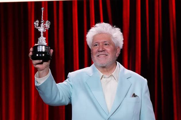 Bilder des Jahres 2024, Entertainment 09 September Entertainment Themen der Woche KW39 Entertainment Bilder des Tages Pedro Almodovar receives the Donostia Award in recognition of his career Director Pedro Almodovar receives the Donostia Award, at the San Sebastian Film Festival, on September 26, 2024, in San Sebastian, Guipuzcoa, Basque Country Spain Almodovar has collected the Donostia Award in recognition of his career at a gala after which his first feature film in English The Next Room was screened, film for which he won the Golden Lion at the 81st Venice International Film Festival 26 SEPTEMBER 2024 DONOSTIA SAN SEBASTIÁN AWARD SSIFF ALMODÓVAR DIRECTOR San Sebastian, Guipuzcoa Country V San Sebastian, Guipuzcoa Country V Spain Copyright: xUnanuex 6238299