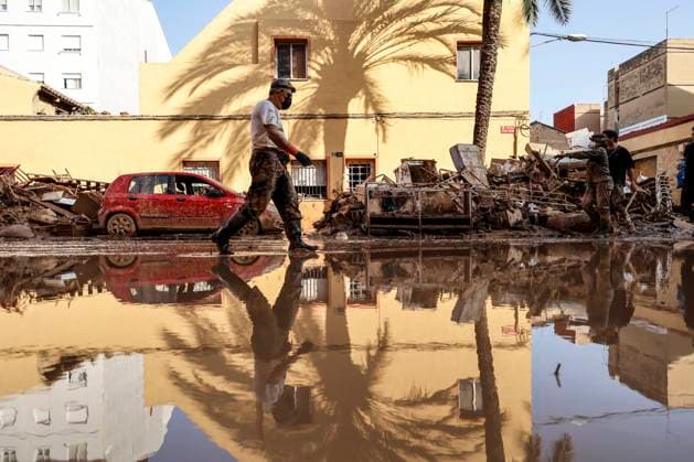 Bilder des Jahres 2024, News 11 November News Themen der Woche KW45 News Bilder des Tages Ninth day after the DANA in the Valencian Community A person walks on a street in Paiporta, on November 6, 2024, in Paiporta, Valencia Valencian Community Nine days after the DANA resulted in 217 deaths, most of them in Valencia, Paiporta remains one of the most affected areas Dozens of troops, the Army, the UME and volunteers continue working to remove mud from the streets and debris to return to normal, the UME and volunteers continue to work removing mud from the streets and debris to return to normality progressively The ante mortem offices set up by the National Police and the Civil Guard in collaboration with forensic doctors counted 89 active missing persons for the moment 06 NOVEMBER 2024 PAIPORTA DANA RIADA VALENCIA Paiporta, Vale Copyright: xRoberxSolsonax 6326318