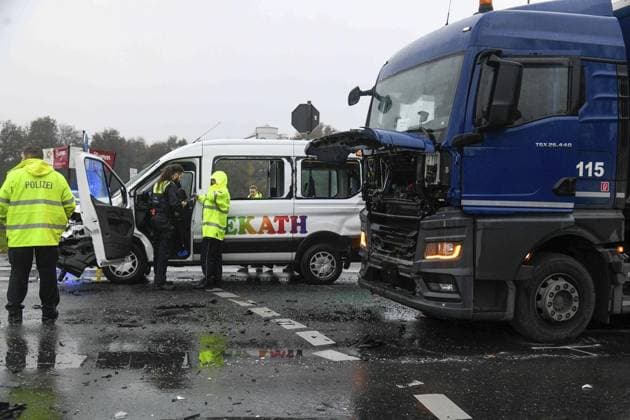 Traffic accident in Bucholtwelmen FOR EDITORIAL PURPOSES ONLY EDITORIAL USE ONLY p Traffic accident on Weseler Straße corner Sternweg, on Monday, 11 11 2024 in Hünxe Bucholtwelmen The HÜnxe volunteer fire department was alerted at 06 24 a.m. A traffic accident with a trapped person was reported The intersec Copyright: MarkusxJoosten doc7y064jghoyrgrsywhk1 ,EDITORIAL USE ONLY Copyright: MarkusxJoosten