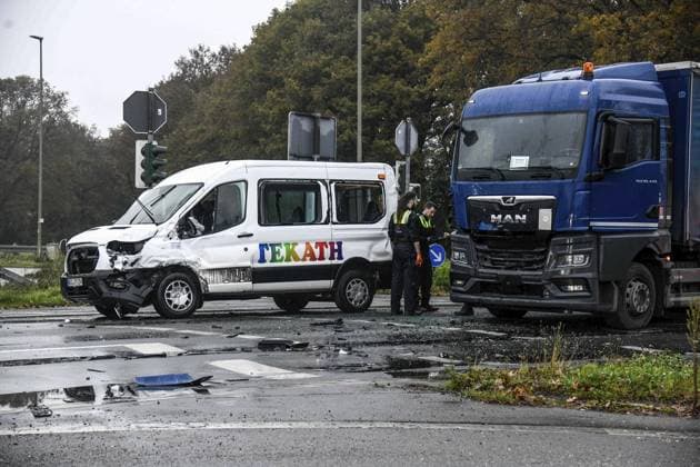 Traffic accident in Bucholtwelmen FOR EDITORIAL PURPOSES ONLY EDITORIAL USE ONLY p Traffic accident on Weseler Straße corner Sternweg, on Monday, 11 11 2024 in Hünxe Bucholtwelmen The HÜnxe volunteer fire department was alerted at 06 24 a.m. A traffic accident with a trapped person was reported The intersec Copyright: MarkusxJoosten doc7y064jnz3o71m8f2m90z ,EDITORIAL USE ONLY Copyright: MarkusxJoosten