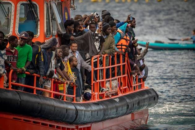 News Themen der Woche KW48 Bilder des Jahres 2024, News 11 November News Bilder der Tages Arrival of a new cayuco with 165 migrants to El Hierro Dozens of migrants on their arrival at the Port of La Restinga, on November 26, 2024, in El Hierro, Santa Cruz de Tenerife, Tenerife, Canary Islands Spain This morning, the maritime rescue helicopter, Helimer, based in Santa Cruz de Tenerife, located a cayuco 35 nautical miles from the island of El Hierro From the CCS of Tenerife the SSMM vessel, Salvamar Acrux, was activated, which managed to rescue 165 migrants, including 20 women and 2 small children, who were transferred to the port of La Restinga where they were disembarked. Among the people were Yemeni nationals as well as Senegalese and Malian 26 NOVEMBER 2024 MIGRANTS IMMIGRATION CAYUKO CANARY ISLANDS IMMIGRANTS PATERA RESCUE S Copyright: xAntonioxSemperex 6368375