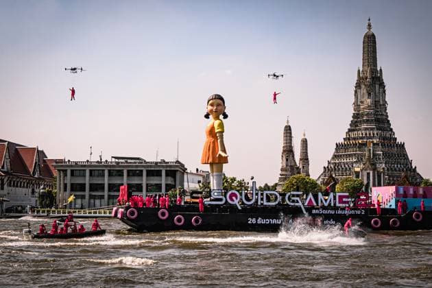 Bilder des Jahres 2024, Entertainment 12 Dezember Entertainment Bilder des Tages December 21, 2024, Bangkok, Bangkok, Thailand: December 21,2024,Bangkok,Thailand,The world s largest Young-hee , the iconic doll from Netflixâ€⠢s South Korean series Squid Game, is seen on a barge on the Chao Prayer River, in front of Wat Arun temple during the Squid Game season 2 promotional event in Bangkok. Bangkok Thailand - ZUMAw215 20241221_zip_w215_011 Copyright: xWissarutxWeerasoponx