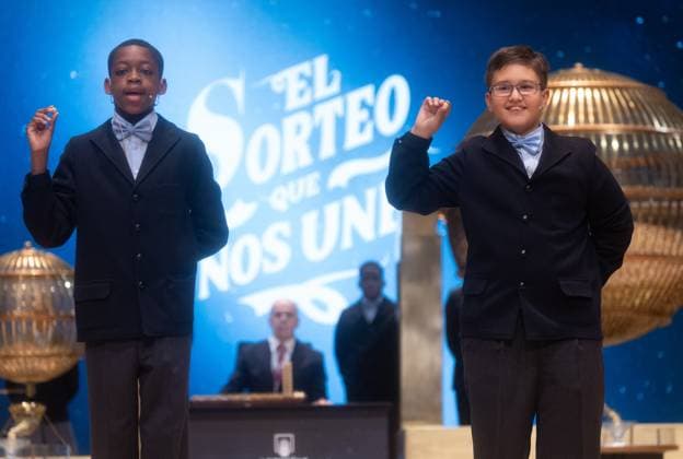 News Bilder der Woche KW51 News Bilder des Tages Bilder des Jahres 2024, News 12 Dezember Celebration of the Extraordinary Draw of the Lottery of Christmas 2024 Adam Lucas Kadmiri i and Sergio Abaga d , sing a fifth prize, the number 37 876 during the celebration of the Extraordinary Draw of the Lottery of Christmas 2024, in the Royal Theater, on December 22, 2024, in Madrid Spain The State distributes today a total of 2 702 million euros in prizes, which means 112 million more than last year For this draw 193 million Christmas Lottery tickets have been put on sale This year the issue consists of 193 series eight more than the previous one of 100 000 numbers each, and amounts to 3 860 million euros, of which 70 will be distributed in prizes 22 DECEMBER 2024 SORTEO NAVIDAD LOTERIA Madrid Madrid Spain Copyright: xEduardoxParrax 6420315
