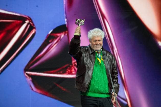 Bilder des Jahres 2025, Entertainment 01 Januar Entertainment Themen der Woche KW04 Entertainment Bilder des Tages Feroz Awards 2025 Gala The film director Pedro Almodóvar wins the Feroz for Best Director for his film La habitación de al lado , during the Feroz Awards 2025 gala, at the Pazo da Cultura, on January 25, 2025, in Pontevedra, Galicia Spain The Feroz Awards are presented annually by the Asociación de Informadores Cinematográficos de Espana since 2014, with the aim of highlighting the best of the years audiovisual production, both in film and television The event features the delivery of 21 statuettes, including awards for cinema, series and special recognitions such as the Feroz of Honor, which this year is awarded to director Jaime Chávarri 25 JANUARY 2025 Elena Ferná Pontevedra Galicia Pontevedra Galicia Galicia Spain Copyright: xElenaxFernandezx 6477856