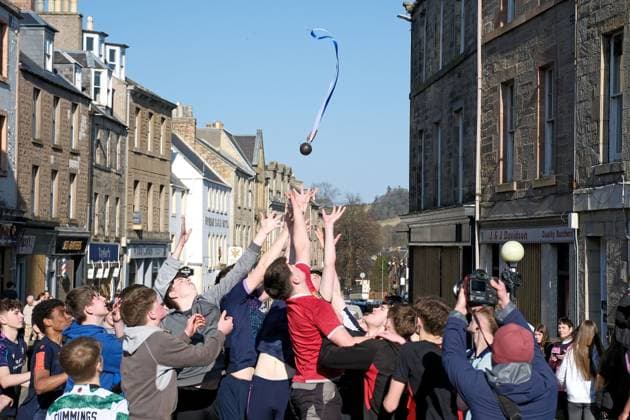 Bilder des Jahres 2025, News 03 März News Themen der Woche KW10 Jethart Hand Ba Youths chase after the leather ball during the annual Fastern Eve Handba event in Jedburgh s High Street in the Scottish Borders on March 6, 2025, in Jedburgh, Scotland. The annual event, which starts in the 1700s, takes place today and involves two teams, the Uppies (residents from the higher part of Jedburgh) and the Doonies (residents from the lower part of Jedburgh), getting the ball to either the top or bottom of the town. The ball, which is made of leather, stuffed with straw, and decorated with ribbons, is thrown into the crowd to begin the game. Jedburgh Scottish Borders United Kingdom Copyright: xRobxGrayx originalFilename: gray-annualfa250306_np6cD.jpg