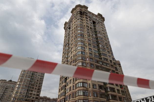 Bilder des Jahres 2025, News 03 März News Themen der Woche KW11 News Bilder des Tages (250311) -- MOSCOW, March 11, 2025 -- This photo taken on March 11, 2025 shows a damaged residential building in Moscow Region, Russia. Russia s air defense systems shot down 337 Ukrainian drones overnight, the Russian Ministry of Defense announced Tuesday on its Telegram channel. Those drones included 91 shot down over the Moscow region, 126 over Kursk, 38 over Bryansk, and 25 over Belgorod, the ministry said. According to the TASS news agency, it was the largest drone attack Ukraine has launched against Russia in 2025. ) RUSSIA-MOSCOW REGION-DRONE ATTACK BaixXueqi