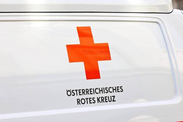 16 04 2025, Linz, AUT, On the road in Upper Austria, symbol picture, various theme pictures, theme picture, in the picture rescue, Red Cross, emergency vehicle, rescue organization, first aid, emergency service, Linz,
